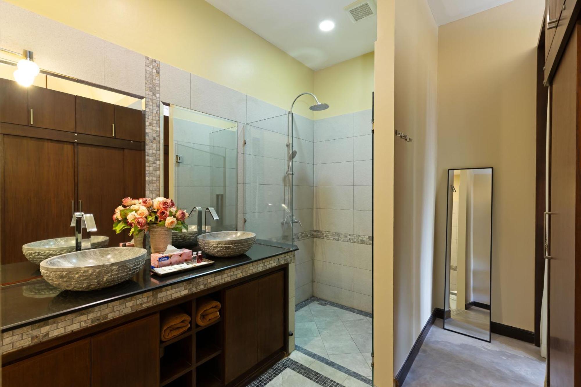 Extraordinary Courtyard 6Br Pool Villa Sri Suri, Naiharn Rawai Ngoại thất bức ảnh