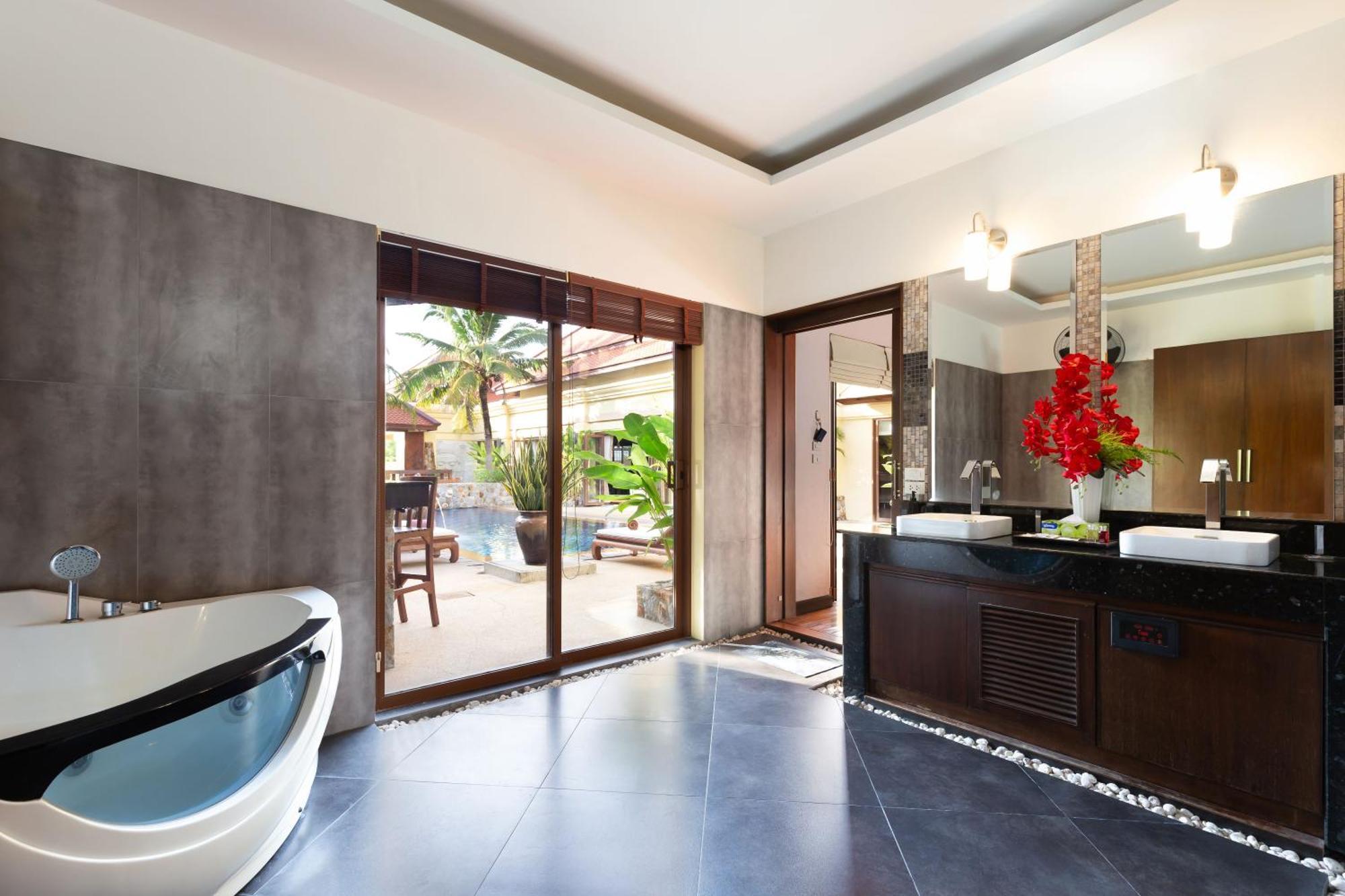 Extraordinary Courtyard 6Br Pool Villa Sri Suri, Naiharn Rawai Ngoại thất bức ảnh